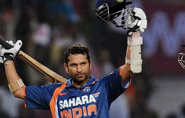 দলে শচীন টেন্ডুলকার থাকবেন না, এমনটা কি হতে পারে? ১৯৯৬ সালের বিশ্বকাপে ভারত না জিতলেও শচীনের দখলে ছিল ৫২৩ রান। ২০০৩ বিশ্বকাপে ছিল ৬৭৩ রান। ২০১১ সালে বিশ্বকাপ জেতার বছরে শচীনের ছিল ৪৮২ রান, জয়ের অন্যতম নায়কের দখলে ছিল দু’টি শতরান।