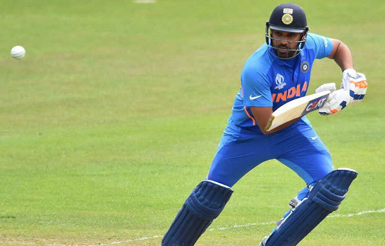 ইংল্যান্ডে পা রেখে দু’টি ওয়ার্ম আপ ম্যাচ খেলেছে টিম ইন্ডিয়া। দু’টি ম্যাচেই ব্যর্থ হয়েছেন শিখর ধাওয়ান ও রোহিত শর্মা। ওয়ার্ম আপ ম্যাচে ‘হিটম্যান’ ব্যর্থ হলেও লক্ষ্ণণের দলে জায়গা পেয়েছেন রোহিত।