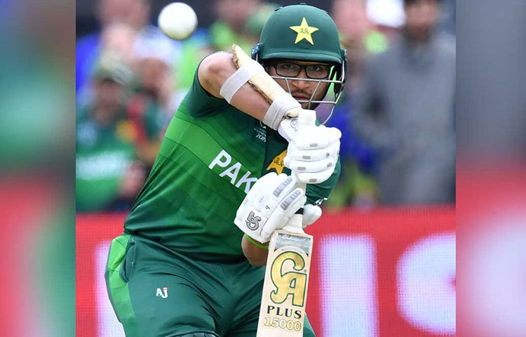 ইমাম-উল-হক: পাকিস্তানের বিশ্বস্ত ওপেনার। বিশ্বকাপে পাকিস্তানের হয়ে ভালোই ব্যাট করে চলেছেন এই বাঁ-হাতি। আজকের ম্যাচে তার পারফরম্যান্স কেমন হয় সে দিকেই তাকিয়ে পাক শিবির।