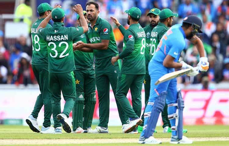 টস ফ্যাক্টর: টসে হেরে সুবিধাই হল। বিরাট কোহলিও টসে জিতলে হয়তো বল করত। সে ক্ষেত্রে হিসাবটা অন্য রকম হতেই পারত।