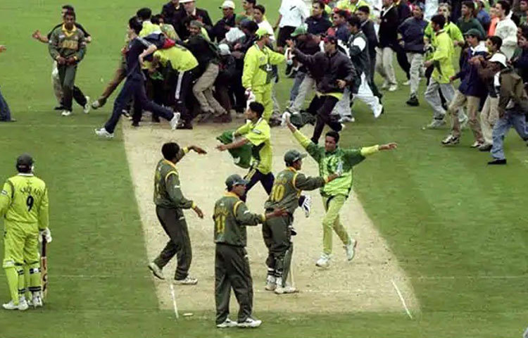 ১৯৯৯ সালে প্রথম বিশ্বকাপে খেলেছিল বাংলাদেশ। স্কটল্যান্ডকে হারিয়ে জয়ের খাতা খুলেছিলেন আমিনুল ইসলামরা। তবে চমক তখনও বাকি ছিল। নর্থহ্যাম্পটনে পাকিস্তানের বিরুদ্ধে আগে ব্যাট করে ২২৩ রানের টার্গেট দেয় বাংলাদেশ। তবে ৪৪.৩ ওভারে মাত্র ১৬১ রানেই গুটিয়ে যান ওয়াসিম আক্রমরা। ৩ উইকেট ও ২৭ রান করে ম্যাচের সেরা হন খালেদ মামুদ।