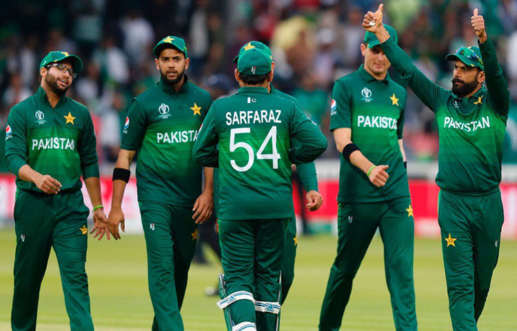 পাকিস্তান: সরফরাজের ফিটনেস নিয়ে কিছু দিন আগেই তীব্র কটাক্ষ করেছিলেন পাকিস্তানের প্রাক্তন পেসার শোয়েব আখতার। সরফরাজদের ফিটনেসের হতশ্রী চেহারা ফুটে উঠছে তাদের খেলাতেও। এখন অবধি ১৪টি ক্যাচ মিস করে ফেলার চলতি বিশ্বকাপে সবচেয়ে খারাপ ফিল্ডিং পারফরম্যান্সের নিদর্শন রেখেছেন তারা। ক্যাচ মিসের তালিকায় তাদের স্থান এক নম্বরে।