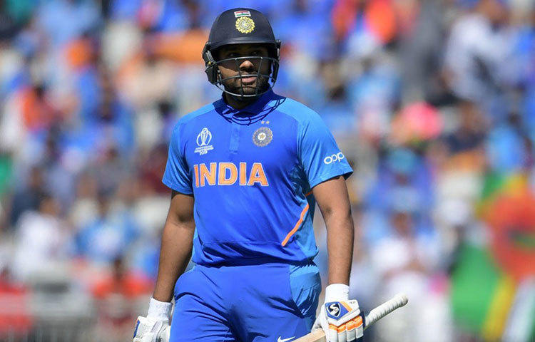 টস জিতে ব্যাটিং নেওয়ার পর শুরুতেই ধাক্কা ‘রো হিট’ ফিরে যাওয়ায়। সেই ধাক্কা সামলে দেন কিং কোহলি। ৭২ রানের ত্রুটিহীন ইনিংসে একটাই লুজ শট খেলেন এবং সেই শটেই ফিরে যান। কিন্তু যাওয়ার আগে প্রয়োজনীয় অক্সিজেন দিয়ে যান চাপে পড়ে যাওয়া ভারতীয় ব্যাটিংকে।