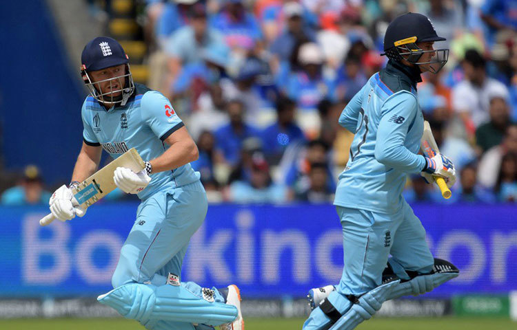 ক্রিকেট দেবতা সুপ্রসন্ন ছিল ইংল্যান্ডের প্রতি। ম্যাচের গোড়াতেই হার্দিক পান্ডের বলজেসন রয়ের গ্লাভসে ছুঁয়ে ধোনির হাতে জমা পড়ে। আবেদনে সাড়া দেননি আম্পায়ার। রিভিউ না নিয়ে ভুল করেন বিরাট। টিভি রিপ্লেতে দেখা যায় বল জেসনের গ্লাভস ছুঁয়ে গিয়েছে। জীবন ফিরে পেয়ে ৬৬ রানের ঝকঝকে ইনিংস খেলেন ইংল্যান্ডের এই ডানহাতি ওপেনার।