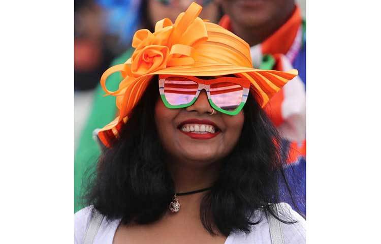 বার্মিংহামে ইংল্যান্ডের বিরুদ্ধে ম্যাচে উচ্ছ্বল ক্রিকেটপ্রেমী এক নারী।