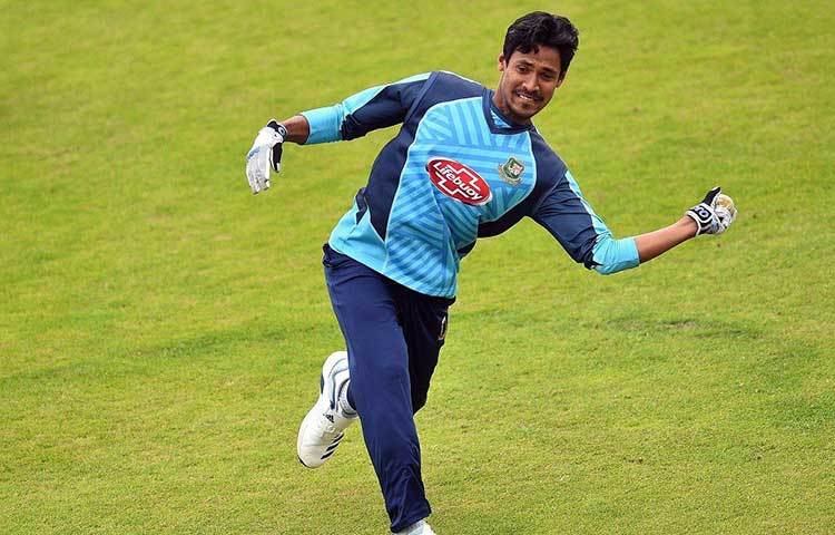 সেই বছরই ভারতকে ২-১ ফলে হোমসিরিজে হারায় বাংলাদেশ। সদ্য দলে অভিষেক হওয়া মুস্তাফিজুর রহমান তার কাটারে ঘায়েল করেন একের পর এক ভারতীয় ব্যাটসম্যানকে। এরপরেই এক বাংলাদেশি বিজ্ঞাপনে দেখা যায় কোহলি, ধোনিসহ বাকি ভারতীয় ক্রিকেটারদের অর্ধেক মাথা কামানো। তীব্র বিতর্ক হয় এই বিজ্ঞাপন নিয়ে।