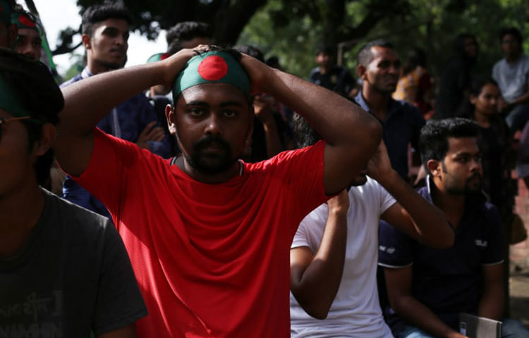 খেলা দেখে মাঝেমধ্যে একটু হতাশ হয়ে পড়ছেন বাংলাদেশের সমর্থকরা। ছবি: মাহবুব আলম