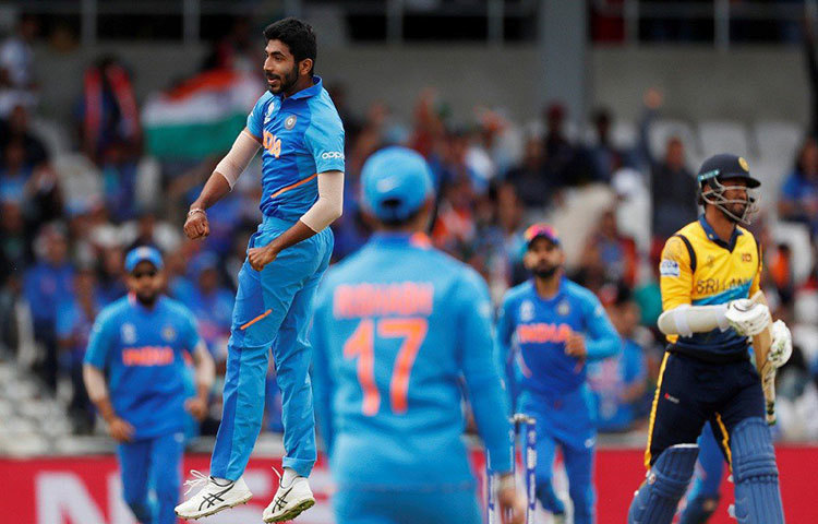 টস হেরে প্রথমে ফিল্ডিং করতে যায় ভারত। শুরুতেই বিপক্ষের সেনাপতি করুণারতেœকে ফিরিয়ে দিয়ে প্রথম আঘাতটা হানেন সেই বুমরা। ধুঁকতে থাকা শ্রীলঙ্কা টিমের শুরুতেই তৈরি হওয়া এই বিপদ থেকে উদ্ধারের পথ জানা ছিল না।