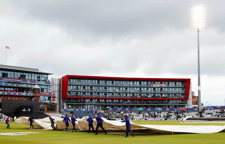 যদি ২০ ওভার ব্যাট করতে হয় ভারতকে, তা হলে ডাকওয়ার্থ লুইস নিয়মে ভারতের টার্গেট দাঁড়াতে পারে ১৪৮। বিশেষজ্ঞরা বলছেন, এক্ষেত্রে চাপে পড়ে জেতে পারে ভারত।