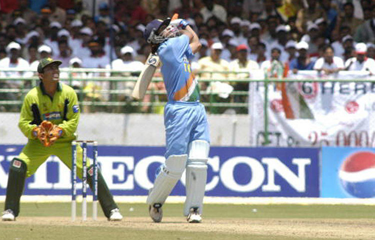 ধোনি প্রথম এক দিনের আন্তর্জাতিক ক্রিকেটে শতরান করেন পাকিস্তানের বিরুদ্ধে ২০০৫ সালে। এই ম্যাচে তিনি মাত্র ১২৩ বলে ১৪৮ রান করে পাকিস্তানের বোলিংয়ের মেরুদণ্ড ভেঙে দেন। যার ফলে ভারত ৩৫৬ রানের বিরাট লক্ষ্যমাত্রা রাখে পাকিস্তানের কাছে। যে লক্ষ্যমাত্রায় পৌঁছতে ব্যর্থ হয় পাকিস্তান।