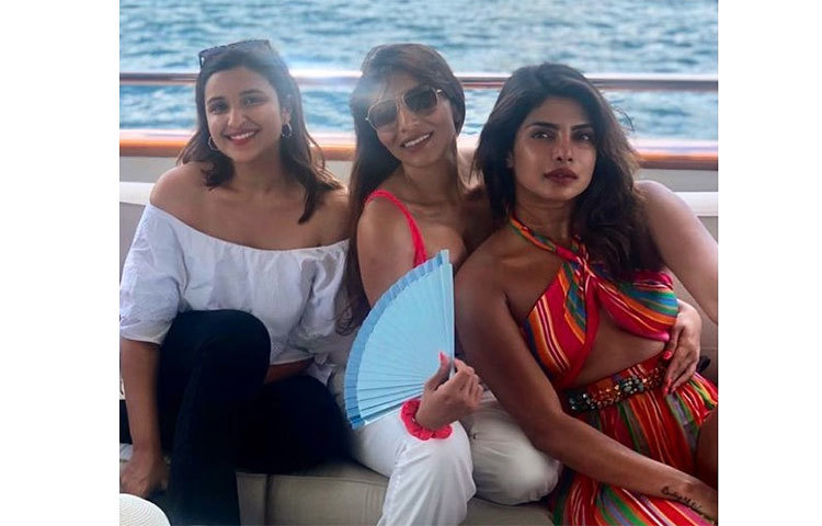 তাদের দেখা গেল বোন পরিণীতিকেও।