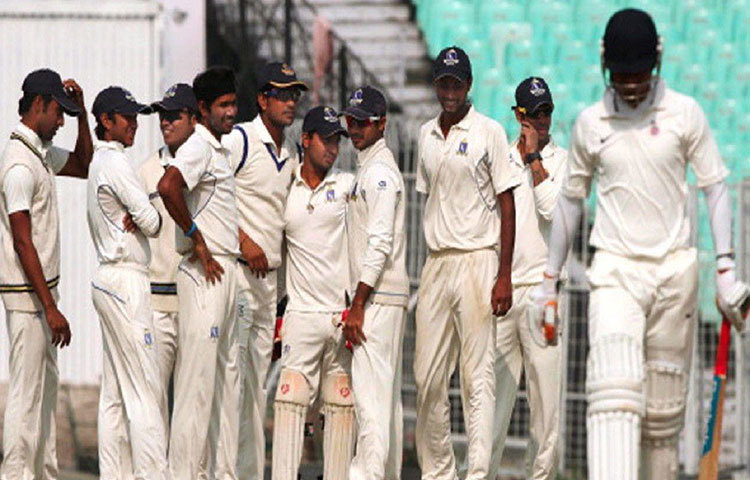 কর্নাটকের বিরুদ্ধে রঞ্জি ট্রফির কোয়ার্টার ফাইনাল ম্যাচ চলছিল উত্তরপ্রদেশের। এই ম্যাচে তিনজন শতরান করেন। একই ম্যাচে পাঁচ জন শূন্য রানে আউট হয়ে যান। প্রথম শ্রেণির ক্রিকেটে কোনো ম্যাচে তিনটে শতরান সত্ত্বেও সবথেকে কম রান মাত্র ৩৪৯ হয় এই ম্যাচে।