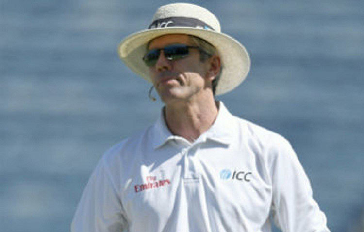 টেস্ট ম্যাচের ক্ষেত্রে এলিট প্যানেলে থাকা আম্পায়ার ম্যাচ পিছু পান প্রায় তিন হাজার মার্কিন ডলার যা ভারতীয় মুদ্রায় প্রায় দুই লাখ টাকা।