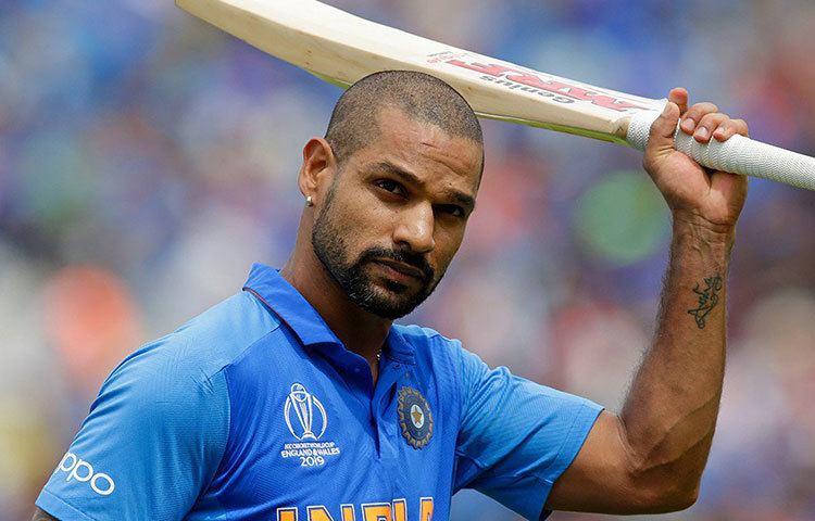 শিখর ধাওয়ান: চোট থেকে ফিরেপ্রথম ম্যাচে ব্যর্থ হয়েছেন। তবে তার মতো একজন খেলোয়াড় দ্বিতীয় সুযোগ পাবেন, একথা আন্দাজ করাই যায়। সে ক্ষেত্রে হয়তো আরও একটি ম্যাচ বাইরে বসতে হতে পারে লোকেশ রাহুলকে। তবে তাকে খুব তাড়াতাড়ি ফর্মে ফিরতে হবে, কারণ রাহুলের মতো একজন টি-টোয়েন্টি ব্যাটসম্যানকে খুব বেশি দিন বাইরে রাখতে চাইবে না ভারতের থিঙ্ক-ট্যাঙ্ক।