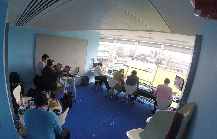 এবারের বিশ্বকাপে প্রথমবারের জন্য আইসিসি চুক্তি করেছে ধারাভাষ্যকারদের সঙ্গে। এর আগে ধারাভাষ্যকারদের সঙ্গে চুক্তি করত সম্প্রচারকারি চ্যানেল। এবারের বিশ্বকাপের জন্য নিজেরাই ২৪জনের একটা ধারাভাষ্য দল তৈরি করে আইসিসি।