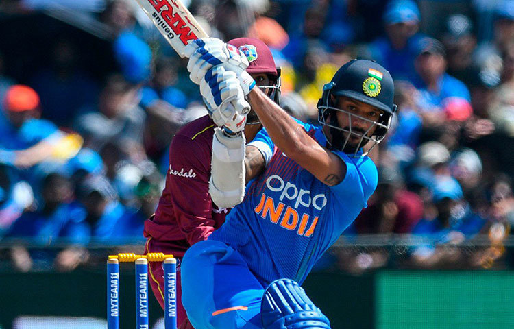 শিখর ধাওয়ান: চোটের পর ফিরে এসে টি-টোয়েন্টিতে দেখা যায়নি তার শাসন। তাই জমছে না ওপেনিং জুটিও। একদিনের সিরিজের প্রথম ম্যাচে মনে হয় না শিখর-রোহিত জুটি ভাঙতে চাইবে ভারত।