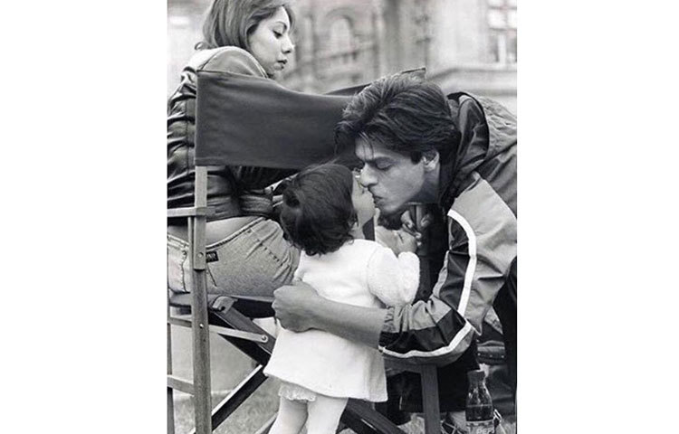 শুটিং সেটে বাবার আদর খেতে ব্যস্ত শাহরুখ-কন্যা।