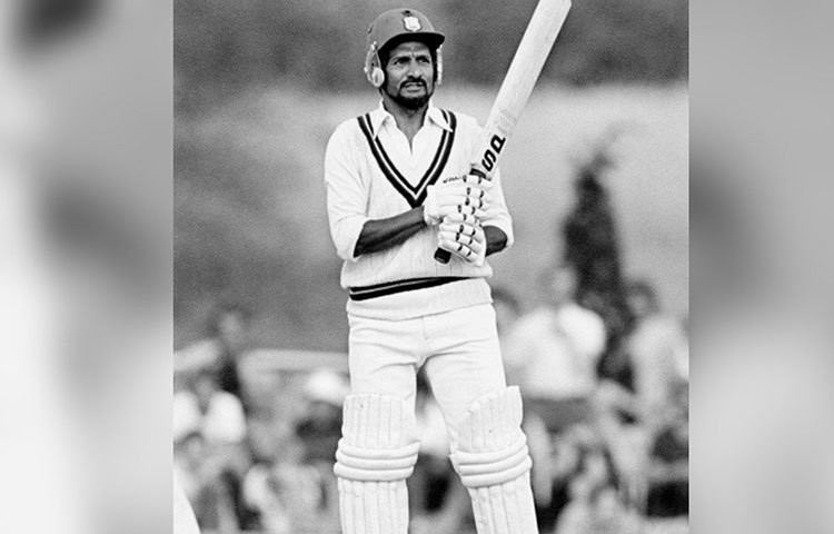 ডেরিক মারে: ১৯৭৫ সালে প্রথম বিশ্বকাপ। পাকিস্তান বনাম ক্লাইভ লয়েডের ওয়েস্ট ইন্ডিজ ম্যাচ। মজিদ খান, ওয়াসিম রাজারা প্রথমে ব্যাট করে ৬০ ওভারে তোলেন ২৬৬ রান। সেই রান তাড়া করতে নেমে ২০৩ রানে নয় উইকেট পড়ে যায় ক্যারিবিয়ানদের। সেইখান থেকে অ্যান্ডি রবার্টসকে সঙ্গী করে দুই বল বাকি থাকতে ম্যাচ জেতান উইকেটকিপার ডেরিক মারে। তিনি করেন ৭৬ বলে ৬১। একার হাতে হারা ম্যাচ নিজেদের দিকে ঘুড়িয়ে দেন মারে।