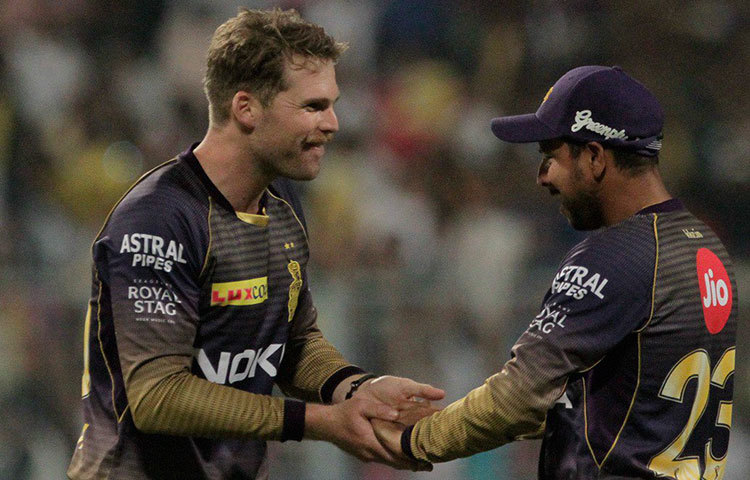 লকি ফার্গুসন: নিউজিল্যান্ডের এই ক্রিকেটারটি বল হাতে নজর কেড়েছেন জাতীয় দলের হয়ে। দেশের হয়ে চল্লিশের বেশি টি-টোয়েন্টি ম্যাচ খেলেছেন। বিগত ম্যাচে লকি খুব একটা খারাপ খেলেননি।