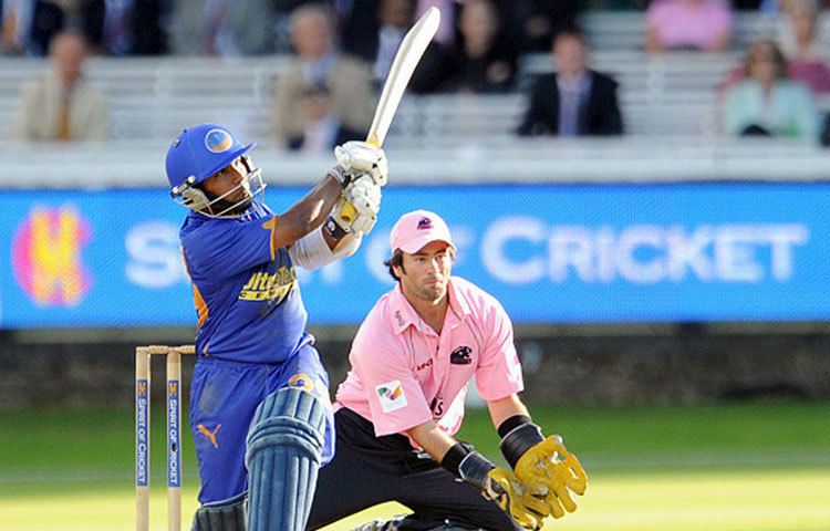 ওপেন করতে নেমে গ্রেম স্মিথের সঙ্গে একাধিক অসাধারণ পার্টনারশিপ করেন স্বপ্নিল। সেবার তারা প্রায় ৬০ গড়ে ৪১৮ রান করেন। আইপিএল অভিষেকে নাইট রাইডার্সের বিরুদ্ধে ৩৪ বলে ৬০ রান করেন তিনি।