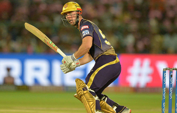 পাঁচ ওভারের মধ্যেই ৪ উইকেট পড়ে যায় কলকাতার। ওপেনার ক্রিস লিনের থেকে পরিণত ইনিংস আশা করেছিল দল। কিন্তু পিচ না বুঝে অবিবেচকের মতো আউট হন তিনি।