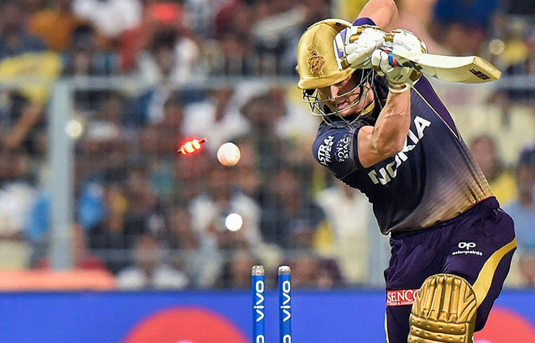 ইনিংসের প্রথমেই এসেছিল ধাক্কা। প্রথম বলেই আউট হন ডেনলি। আর তিন নম্বরে নামা উথাপ্পাকে দেখে একটিবারের জন্যও মনে হয়নি তিনি ছন্দে আছেন। দ্বিতীয় উইকেটে ৬৩ রান যোগ হলেও নারাইনের অভাব চোখে পড়েছে বার বার।