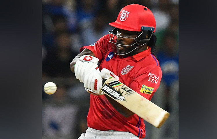 মহেন্দ্র সিং ধোনি (১৮৬), রোহিশ শর্মা (১৮৪), সুরেশ রায়না (১৮৫), বিরাট কোহলিদের ব্যাটের দাপটকে ছাপিয়ে সবচেয়ে বেশি ছয়ের রেকর্ড রয়েছে ক্রিস গেইলেরই দখলে। তিনি মোট ৯০৭টি ছক্কা মেরেছেন টি-টোয়েন্টি ফরম্যাটে। আইপিএল ২০১৮ সাল বাদ দিলে তিনি দিব্যি খেলছেন। এ রকম একজন হার্ড হিটারের রেকর্ডকে ছাপিয়ে যাওয়া বেশ মুশকিল। নিজের রেকর্ড নিজেই ভাঙতে পারেন গেইল, বিশেষজ্ঞরা বলছেন এমনটাই।