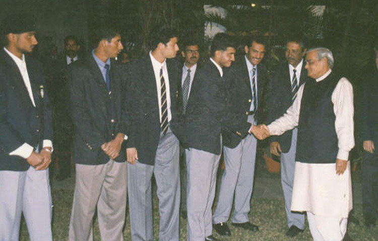 এই অলরাউন্ডার দেশের হয়ে মাত্র ৩৪টি একদিনের ম্যাচ খেলেছিলেন। মোট ৩৩৯ রান করেছিলেন তিনি। পেয়েছিলেন ১৭টি উইকেট। মিডল অর্ডারে ব্যাটিং তো বটেই, অফ স্পিনটাও ভালোই করতেন কানিতকর।