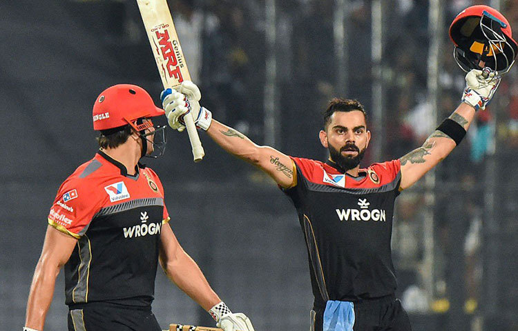 আইপিএলেও বিরাট কোহলির ব্যাট বেশ ভালোই কথা বলছে। ১০ ম্যাচে ইতিমধ্যেই ৩৮৭ রান করে ফেলেছেন। এসেছে চোখ ঝলসানো সেঞ্চুরিও। পার্থিব প্যাটেলকে সঙ্গে নিয়ে ওপেনিং স্লটে আজও দেখা যেতে পারে বিরাট কোহলিকেই।