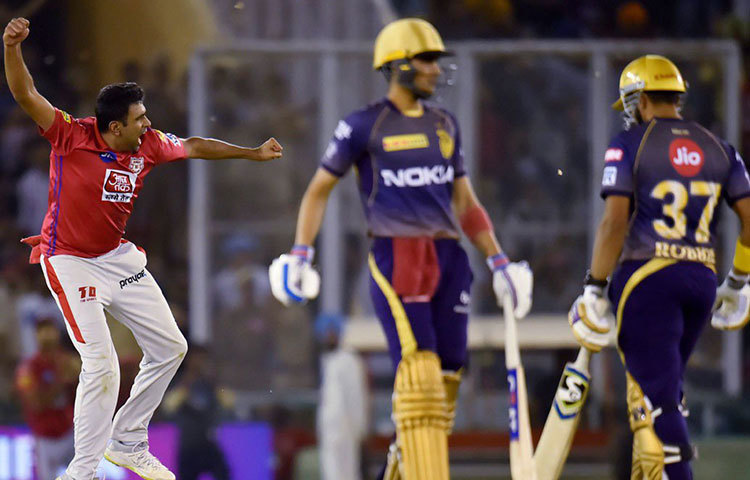 প্রথমেই আসা যাক ব্যাটিং অর্ডারের কথায়। আইপিএলের শুরু থেকেই কেকেআর তাদের ব্যাটিং অর্ডারে ক্রমাগত বদল করে চলেছে। গত কালের ম্যাচেও সেই ট্র্যাডিশন বজায় ছিল। মুম্বাইয়ের ঘরের মাঠে এতটা গুরুত্বপূর্ণ ম্যাচ খেলতে নেমেও তিন নম্বরে দেখা গিয়েছে অফ-ফর্মে থাকা রবিন উথাপ্পাকে। ফলে ক্রিস লিন যে শুরুটা করেছিলেন, তাকে ধরে রাখতে পারেননি উথাপ্পা।