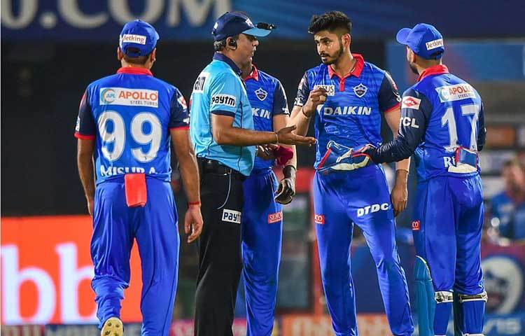 তারুণ্যের শক্তি এবারে দিল্লির প্রধানতম জোর ছিল। পৃথ্বীর মতো তরুণ প্রতিভাবান ওপেনার, ঋষভ পান্থ, কিমো পলের মতো অন্যতম সেরা ব্যাটিংশক্তি, শ্রেয়স আইয়ারের মতো তরুণ অধিনায়ক- সব মিলিয়ে দিল্লি প্রথম থেকেই চমক দিচ্ছিল। দিল্লি বনাম চেন্নাইয়ের খেলা আসলে নির্ধারিত হয়ে গিয়েছিল তারুণ্য বনাম অভিজ্ঞতার মাপকাঠিতে।