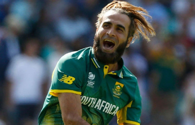 ইমরান তাহির: বয়স ৪০। এই টুর্নামেন্টের সবচেয়ে বয়স্ক ক্রিকেটার। ৩২ বছর বয়সে দক্ষিণ আফ্রিকার জাতীয় দলে সুয়োগ পান এই লেগ ব্রেক বোলার। ২০১১ সালের বিশ্বকাপে ওয়েস্ট ইন্ডিজের বিরুদ্ধে আন্তুর্জাতিক ক্রিকেটে আত্মপ্রকাশ ঘটে তার। তার পর থেকে আর ফিরে তাকাতে হয়নি। ৯৮টি ওয়ানডেতে মোট ১৬২টি উইকেট নিয়েছেন তিনি।