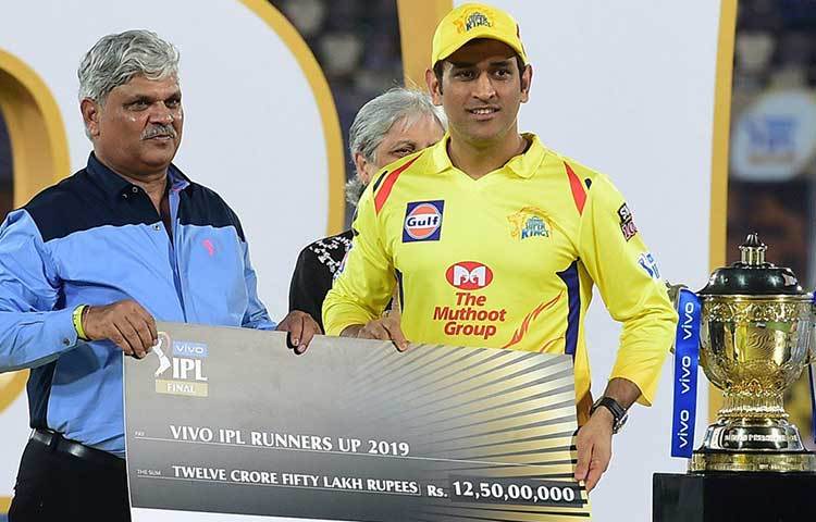 রানার্স দল চেন্নাই সুপার কিংস পেল ১২.৫ কোটি টাকার চেক। অধিনায়ক মহেন্দ্র সিং ধোনির হাতে চেক তুলে দেওয়া হয়।