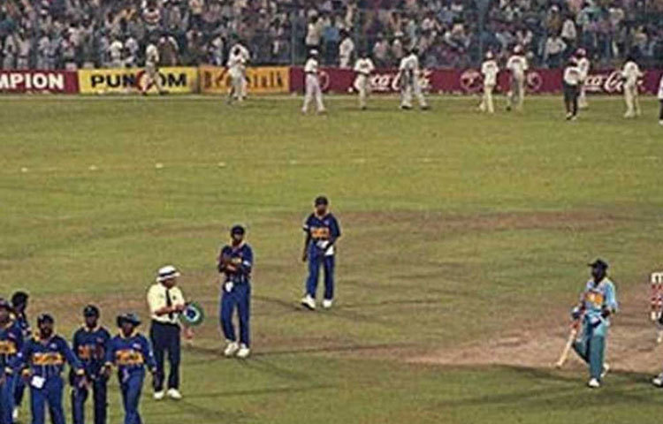 ১৯৯৬ সালের ক্রিকেট বিশ্বকাপ। সেমিফাইনাল খেলছে ভারত। প্রতিপক্ষ শ্রীলঙ্কা। ভারতের সামনে টার্গেট ২৫২ রান। কিন্তু খেলতে নেমে মাত্র ১২০ রানেই ৮ উইকেট পড়ে যায় ভারতের। খেলাটা হচ্ছিল ইডেন গার্ডেন্স-এ। দলের খারাপ পারফরম্যান্সে উত্তেজিত হয়ে পড়েন দর্শক।