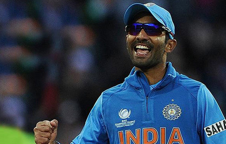 ভারতীয় দলে উইকেটকিপার ব্যাটসম্যান হিসাবে দলে রাখা হয়েছে দীনেশ কার্তিককে। মহেন্দ্র সিং ধোনিকে বাদ দিলে দীনেশই ভরসা। ঋষভ পান্থ যেহেতু দলে নেই, তাই দীনেশের অভিজ্ঞতার উপরে ভরসা করেছে দল।