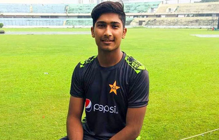 মহম্মদ হাসনাইন: পাকিস্তান প্রিমিয়র লিগে এই পেসার ১৫০ কিমি প্রতি ঘণ্টা বেগে বোলিং করেছেন। তার বয়সও ১৯ বছর।