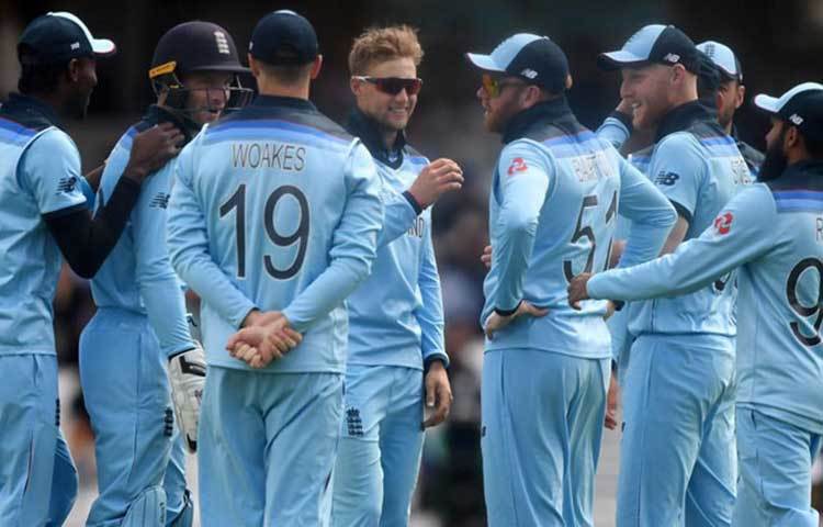 এবার বিশ্বকাপে ক্রিকেট বিশ্বের অনেকেই ইংল্যান্ডকে ফেভারিট বলে দাবি করেছেন। এবার অস্ট্রেলিয়ার মিডিয়াতেও ইংল্যান্ড দলের জয়গান।