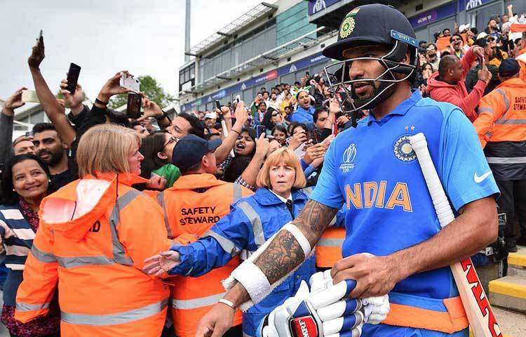 দক্ষিণ আফ্রিকার আগুনে পেস বোলিং সামলানোর জন্য রোহিতের সঙ্গে ওপেন করতে নামবেন বাঁ-হাত শিখর ধাওয়ান। ডান হাতি ও বাঁ-হাতি কম্বিনেশন থাকলে বোলারদের সমস্যা হয়। রোহিত ও ধাওয়ান প্রোটিয়া বোলারদের কতটা সমস্যায় ফেলতে পারেন সেটাই দেখার।