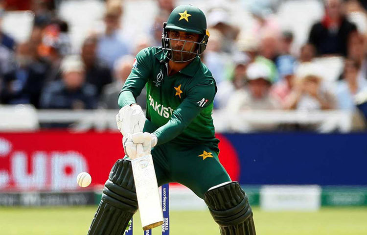 ফখর জামান: এই বাঁ-হাতি ওপেনার পাক দলের অন্যতম ব্যাটিং স্তম্ভ। তার একটা মারকাটারি ইনিংস পাকিস্তানকে রানের পাহাড়ে পৌঁছে দিতে পারে। ভারতকে বড় রানের চ্যালেঞ্জ ছুড়ে দিতে বা রান তাড়া করার ক্ষেত্রে পাক শিবির তাকিয়ে থাকবে তার ব্যাটের দিকেই।