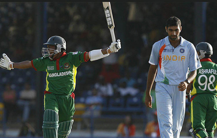 ২০০৭ সালের বিশ্বকাপে ফের চমক বাংলাদেশের। এবার তারা হারালেন ভারতকে। ত্রিনিদাদে রাহুল দ্রাবিড়েরা আগে ব্যাট করে তুলেছিলেন ১৯১ রান। জবাবে ৪৮.৩ ওভারে ৫ উইকেট খুইয়ে সেই রান পার করে যান মুশফিকুর রহিমের সেনারা। ম্যাচের সেরা হয়েছিলেন মাশরফি। ৯.৩ ওভারে ৩৮ রান দিয়ে ৪ উইকেট নিয়েছিলেন মাশরফি।