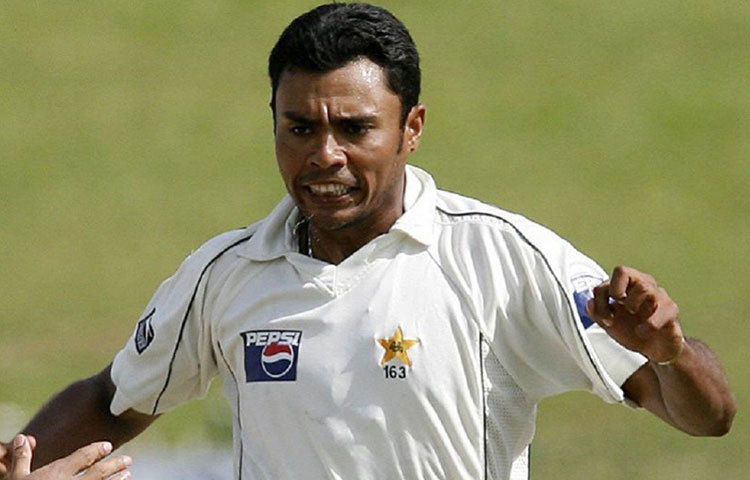 করাচির গভর্নমেন্ট ইসলামিয়া কলেজ থেকে পড়াশোনার পাট চুকিয়ে মাত্র ১৯ বছরেই জাতীয় টেস্ট ক্রিকেটে অভিষেক হয় তার।