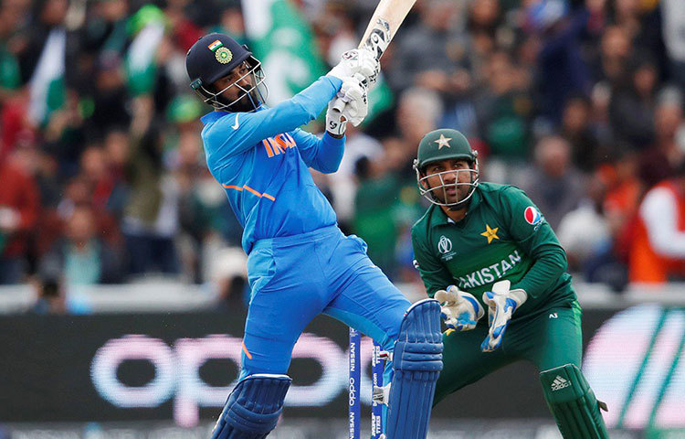 লোকেশ রাহুল: বিশ্বকাপ থেকে শিখর ধাওয়ান ছিটকে যাওয়ায় ওপেনিং জুটিতে পাকিস্তান ম্যাচে রোহিতের সঙ্গে ভালোই সঙ্গ দিয়েছিলেন রাহুল। আজকের ম্যাচেও সম্ভবত রোহিতের সঙ্গে তিনিই ওপেন করবেন।