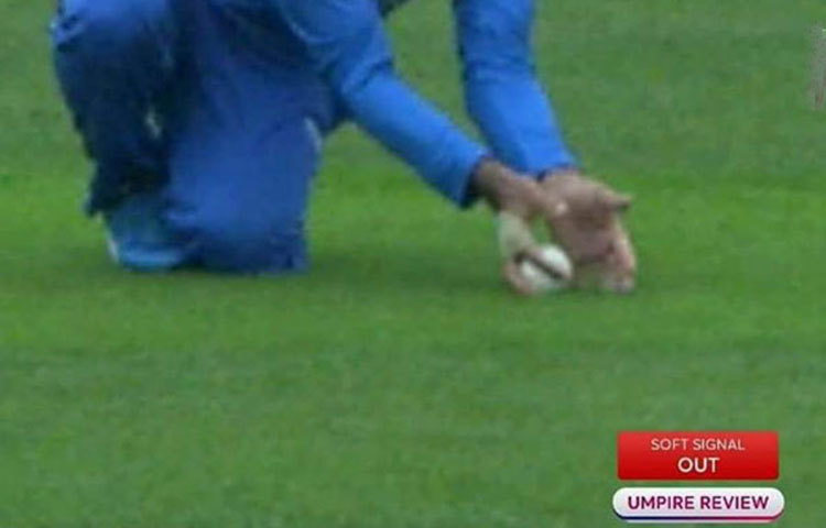 মাঠের আম্পায়ারদ্বয় যখন সিদ্ধান্ত নিতে পারছিলেন না তখনই তারা থার্ড আম্পায়ারের দ্বারস্থ হলেন। থার্ড আম্পায়ার হিসেবে দায়িত্ব পালন করছেন পাকিস্তানের আলিম দার। আলিম দার লিটন দাস আউট ঘোষণা করতে সময় নিলেন না। ঘোষণা করলেন সেটা ক্যাচ আর লিটন আউট।