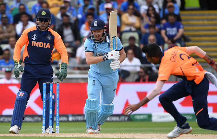 ভাগ্য ভাল না থাকলে ম্যান অফ দ্য ম্যাচ হওয়া জনি বেয়ারস্টো হয়ত ড্রেসিং রুমে ফিরে যেতেন বহু আগেই। একাধিকবার ইনসাইড এজ উইকেটের কান ঘেঁষে বেরিয়ে যায়।