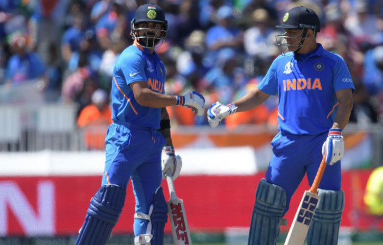 ভারত যদি বাংলাদেশ বা শ্রীলঙ্কার কাছে হেরে যায় আর ইংল্যান্ড পরবর্তী ম্যাচে যদি নিউজিল্যান্ডকে হারিয়ে দেয়, সেক্ষেত্রেও বিশ্বকাপের দৌড় থেকে অনিশ্চিত হয়ে যেতে পারে বিরাটরা।