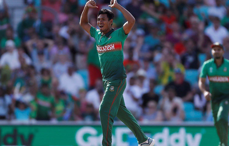 একই সিরিজে ‘ফিজ’বোলিং করার সময় বার বার ব্যাটসম্যানদের দৌড়নোর পথ আটকে দাঁড়িয়ে পড়েন। এ বিষয়ে রোহিত শর্মা তাকে সতর্ক করলেও একই ঘটনার পুনরাবৃত্তি ঘটান মোস্তাফিজুর। এরপর ধোনির দৌড়নোর পথ আটকানোর চেষ্টা করলে ‘মাহি’ কনুই দিয়ে আঘাত করেন ‘ফিজ’কে। ম্যাচের পরে দু’জনেরই ম্যাচ ফি কাটা যায়।