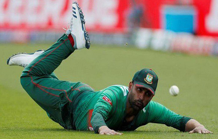 রোহিতের ক্যাচ ফস্কানোর বিরাট মূল্য দিতে হল বাংলাদেশকে। ৯ রানে জীবন ফিরে পাওয়া রোহিত করলেন ১০৪।