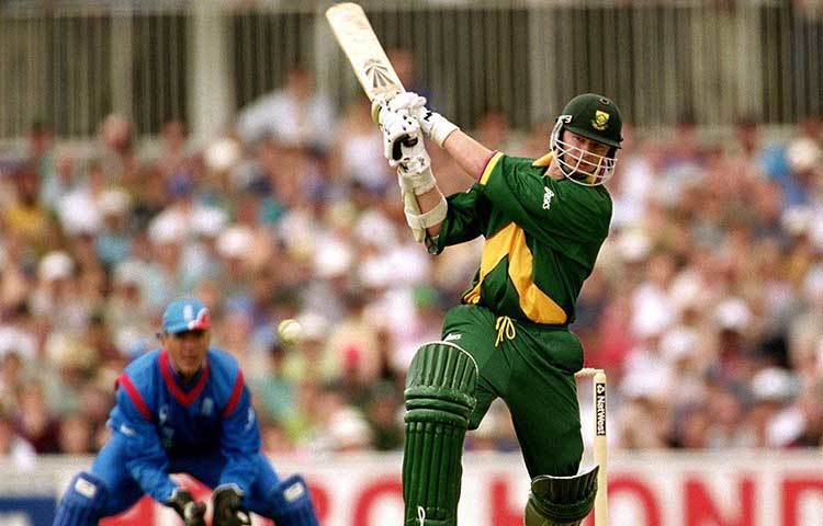 ১৯৯৯ সালে দক্ষিণ আফ্রিকার ল্যান্স ক্লুজনারের সেমিফাইনালে হারের পর হতাশায় মাঠে হাঁটু গেড়ে বসে পড়া সবার মনে আছে। ওইদিন অবধারিত জয় মাঠে ফেলে আসার পরথেকেই দক্ষিণ আফ্রিকা দলের ভাগ্যে জোটে ‘চোকার্স’ বদনাম। বিশ্বকাপে ১৭টি উইকেট ও ১২২.২ স্ট্রাইক রেট নিয়ে শেষের ওভারে মোট ২৩০ রান করে প্রোটিয়াদের বিশ্বকাপের শেষ চারে পৌঁছে দেন ক্লুজনার। তবুও ট্রফি না জিতেই টুর্নামেন্ট থেকে বিদায় নিতে হয় তাকে।