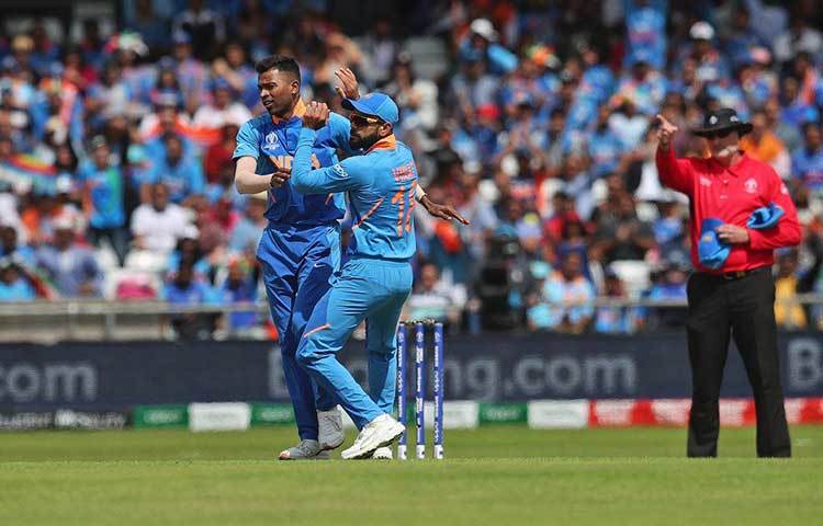 একা বুমরায় রক্ষা নেই হার্দিক দোসর। বুমরার তৈরি করা চাপ থেকে বেরোতে অনেক দলই হার্দিককে বেছে নেয় রান রেট বাড়ানোর জন্য। আর সেখানেই হয় গণ্ডগোল। কারণ ভারতের এই অলরাউন্ডারও ক্ষমতা রাখেন উইকেট তোলার। সেই কাজটাই করলেন এ দিন।