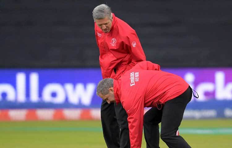 ভারতকে যদি ২৫ ওভার ব্যাট করতে হয়, তা হলে টার্গেট দাঁড়াবে ১৭২। পরিস্থিতির বিচারে এটিও বেশ কঠিন টার্গেট বলে মনে করা হচ্ছে।